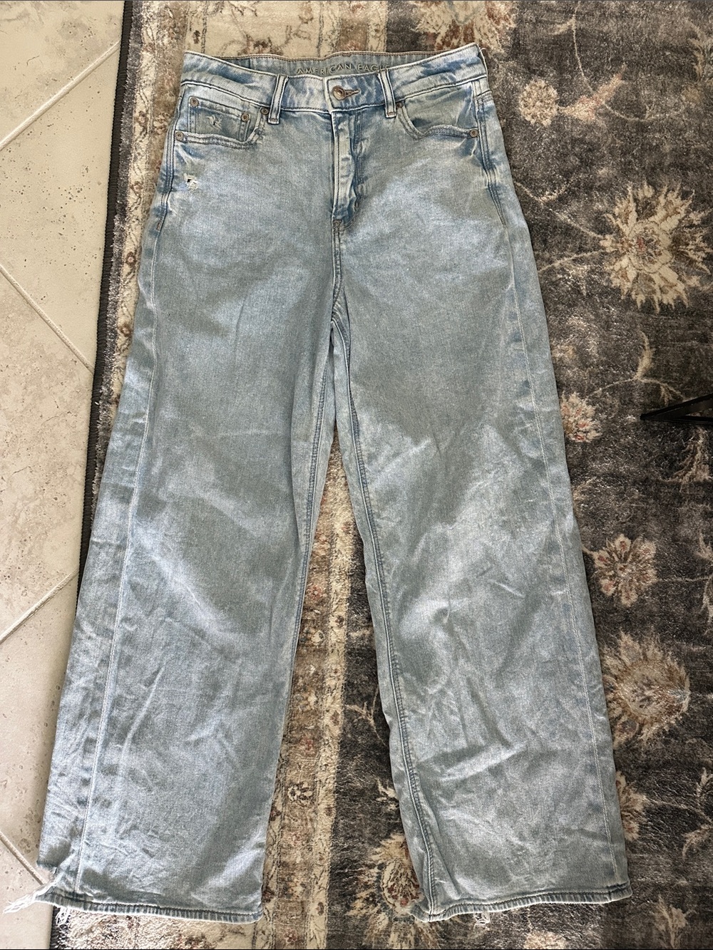 American Eagle Super High-Rise Baggy Light Wash Wide Leg Jeans 2 short.